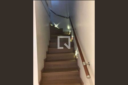 Escada de casa à venda com 3 quartos, 210m² em Vila Nivi, São Paulo