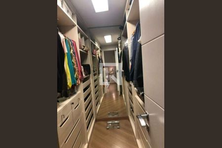 Closet de casa à venda com 3 quartos, 210m² em Vila Nivi, São Paulo