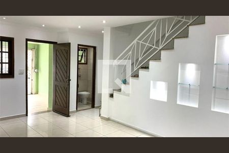 Sala de casa à venda com 3 quartos, 200m² em Vila Nivi, São Paulo