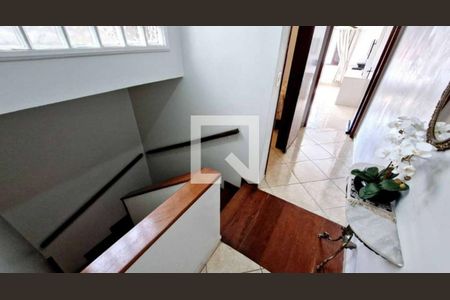 Escada de casa à venda com 3 quartos, 200m² em Vila Nivi, São Paulo