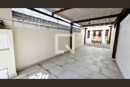 Garagem de casa à venda com 3 quartos, 200m² em Vila Nivi, São Paulo