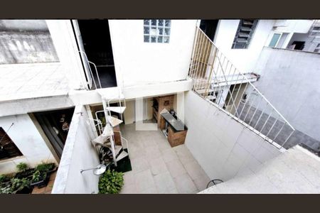 Quintal de casa à venda com 3 quartos, 200m² em Vila Nivi, São Paulo