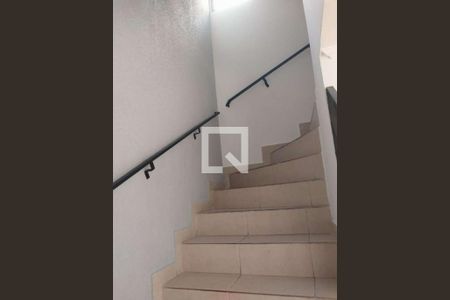 Escada de casa à venda com 2 quartos, 130m² em Vila Nivi, São Paulo