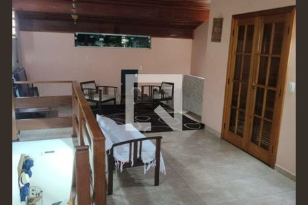 Casa à venda com 3 quartos, 270m² em Vila Nivi, São Paulo