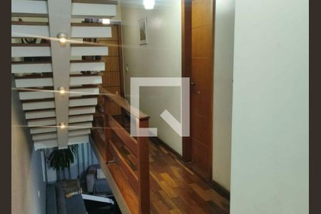 Escada de casa à venda com 3 quartos, 270m² em Vila Nivi, São Paulo