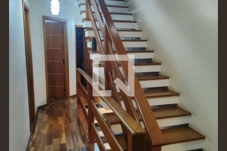 Escada de casa à venda com 3 quartos, 270m² em Vila Nivi, São Paulo