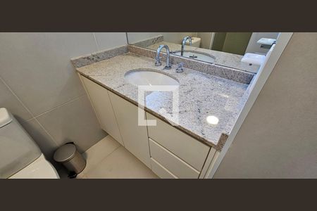 Banheiro de kitnet/studio para alugar com 1 quarto, 22m² em Paraíso, São Paulo