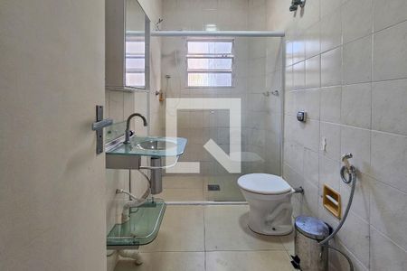 Banheiro de apartamento para alugar com 1 quarto, 50m² em Vila Alzira, Guarujá
