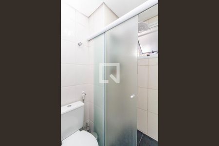 Banheiro de apartamento à venda com 2 quartos, 45m² em Vila Carmosina, São Paulo
