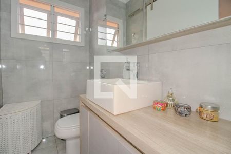 Banheiro da Suíte de casa à venda com 3 quartos, 340m² em São João, Porto Alegre
