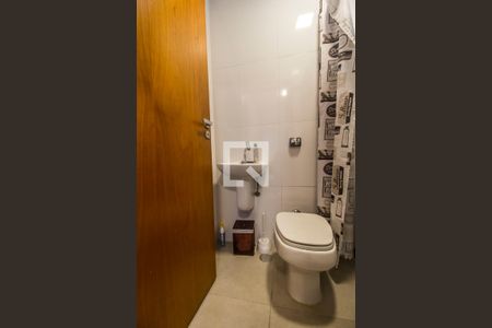 Banheiro de serviço de casa de condomínio à venda com 3 quartos, 444m² em Alphaville, Santana de Parnaíba
