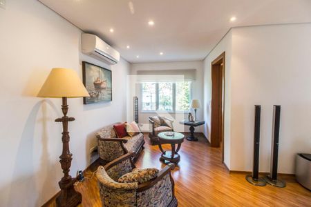 Sala de TV de casa de condomínio à venda com 3 quartos, 444m² em Alphaville, Santana de Parnaíba