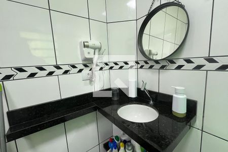 Banheiro Social de kitnet/studio para alugar com 1 quarto, 20m² em José Menino, Santos