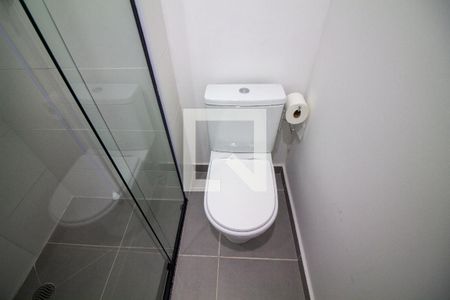 Banheiro social de kitnet/studio para alugar com 1 quarto, 21m² em Chácara Santo Antônio (zona Sul), São Paulo