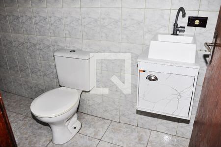 Banheiro de Serviço de casa de condomínio para alugar com 2 quartos, 80m² em Jaraguá, São Paulo