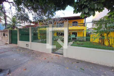 Fachada de casa à venda com 4 quartos, 390m² em Piratininga, Niterói
