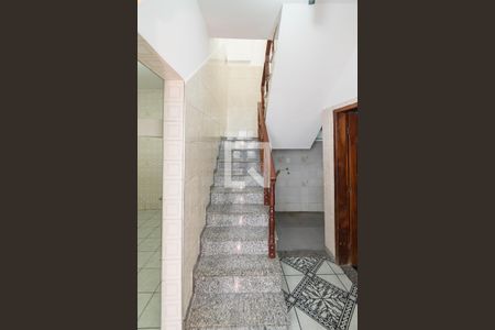 Sala - Acesso ao 2º andar de casa para alugar com 2 quartos, 150m² em Irajá, Rio de Janeiro
