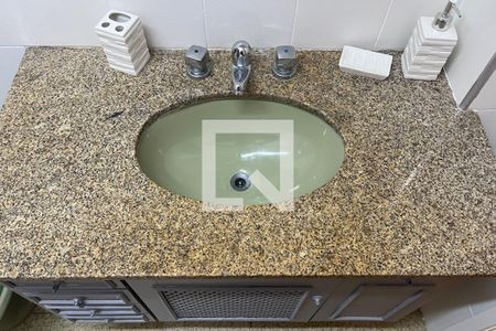 Banheiro de apartamento para alugar com 1 quarto, 66m² em Orquidario, Santos