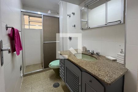 Banheiro de apartamento para alugar com 1 quarto, 66m² em Orquidario, Santos