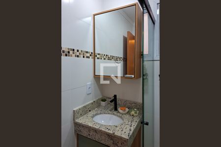 Banheiro de apartamento para alugar com 2 quartos, 63m² em Vila Caiçara, Praia Grande