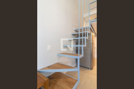 Escada de kitnet/studio para alugar com 1 quarto, 34m² em Indianópolis, São Paulo