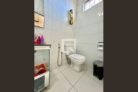 Banheiro Social 1 de casa à venda com 6 quartos, 180m² em Tupi, Belo Horizonte