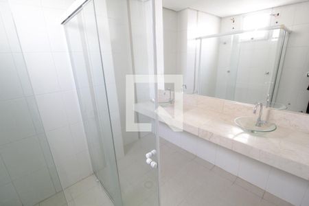 Banheiro do Quarto 3 de apartamento para alugar com 3 quartos, 180m² em Osvaldo Rezende, Uberlândia