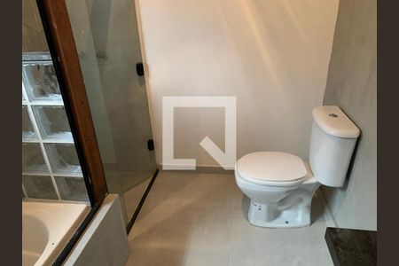 Banheiro da suíte 3 de casa de condomínio para alugar com 3 quartos, 380m² em Aruã, São Paulo