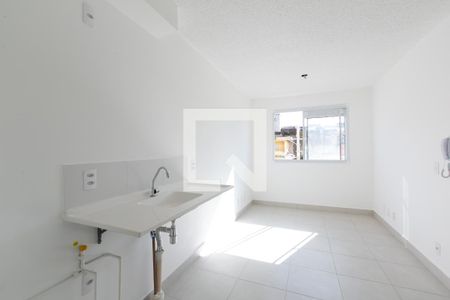 Cozinha de apartamento para alugar com 2 quartos, 32m² em Vila Carmosina, São Paulo