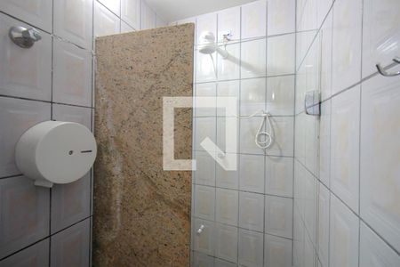 Banheiro de kitnet/studio para alugar com 1 quarto, 20m² em Liberdade, Belo Horizonte