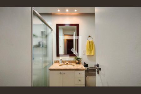 Banheiro Corredor de apartamento à venda com 2 quartos, 77m² em Tijuca, Rio de Janeiro