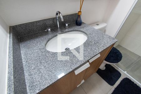 Banheiro de kitnet/studio para alugar com 1 quarto, 27m² em Liberdade, São Paulo