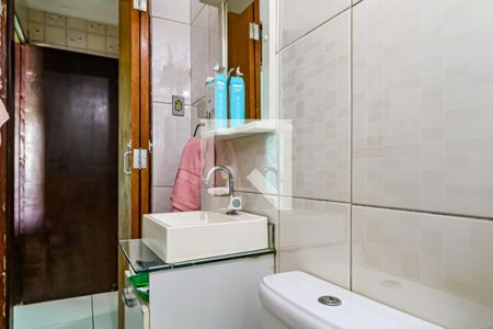Banheiro social de casa para alugar com 2 quartos, 120m² em Jardim Ester Yolanda, São Paulo