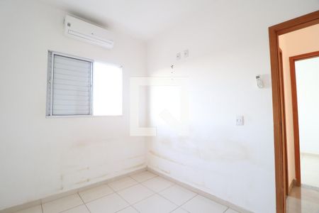 Quarto 2 de apartamento para alugar com 2 quartos, 50m² em Dona Zulmira, Uberlândia