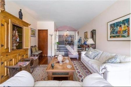 Casa à venda com 4 quartos, 270m² em Vila Sonia, São Paulo