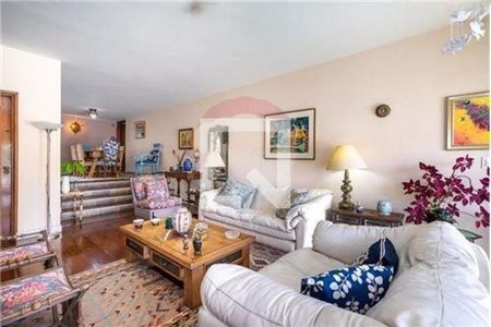 Casa à venda com 4 quartos, 270m² em Vila Sonia, São Paulo