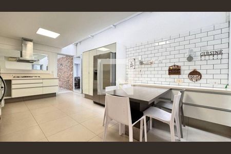 Casa à venda com 4 quartos, 590m² em Vila Bertioga, São Paulo