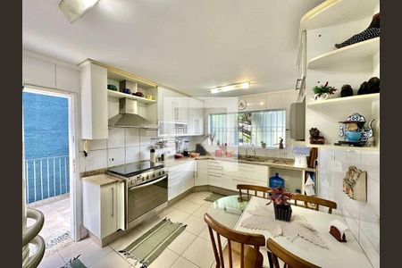 Casa à venda com 4 quartos, 228m² em Jardim Jussara, São Paulo