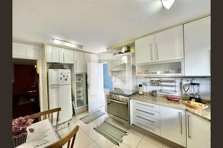 Casa à venda com 4 quartos, 228m² em Jardim Jussara, São Paulo