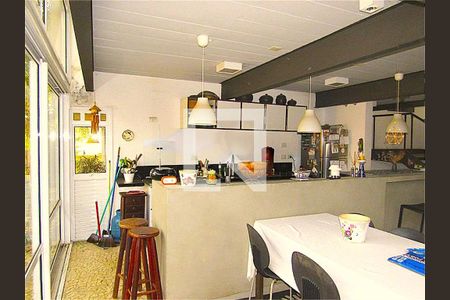 Casa à venda com 3 quartos, 270m² em Jardim Prudência, São Paulo