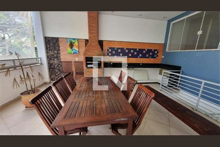 Casa à venda com 3 quartos, 240m² em Parque Maria Domitila, São Paulo