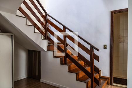 Escada de casa à venda com 4 quartos, 300m² em Caiçara-adelaide, Belo Horizonte