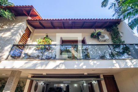 Fachada de casa à venda com 3 quartos, 580m² em Jardim Lindóia, Porto Alegre