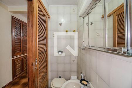 Banheiro Social 2 de casa à venda com 3 quartos, 580m² em Jardim Lindóia, Porto Alegre