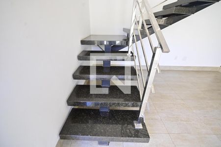 Escada de casa de condomínio para alugar com 4 quartos, 230m² em Alphaville Araguaia, Goiânia