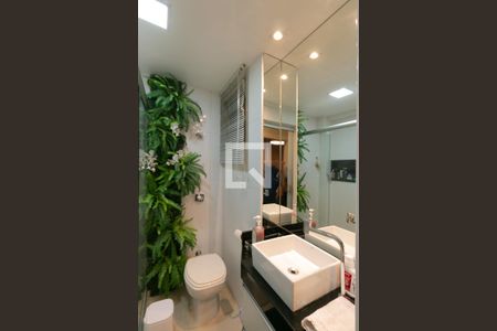 Banheiro de apartamento à venda com 2 quartos, 62m² em Santa Rosa, Belo Horizonte