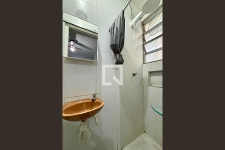 Banheiro social de kitnet/studio para alugar com 1 quarto, 18m² em Copacabana, Rio de Janeiro