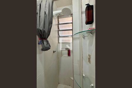 Banheiro social de kitnet/studio para alugar com 1 quarto, 18m² em Copacabana, Rio de Janeiro