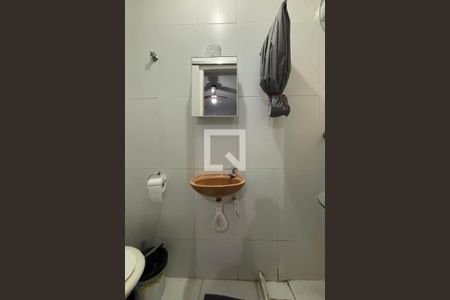 Banheiro social de kitnet/studio para alugar com 1 quarto, 18m² em Copacabana, Rio de Janeiro