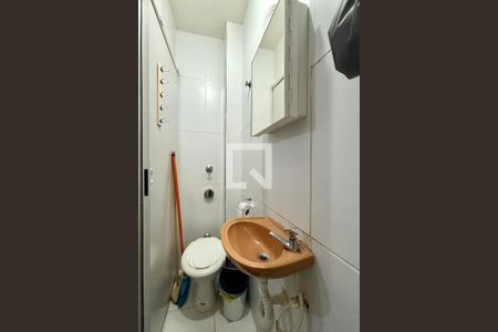 Banheiro social de kitnet/studio para alugar com 1 quarto, 18m² em Copacabana, Rio de Janeiro